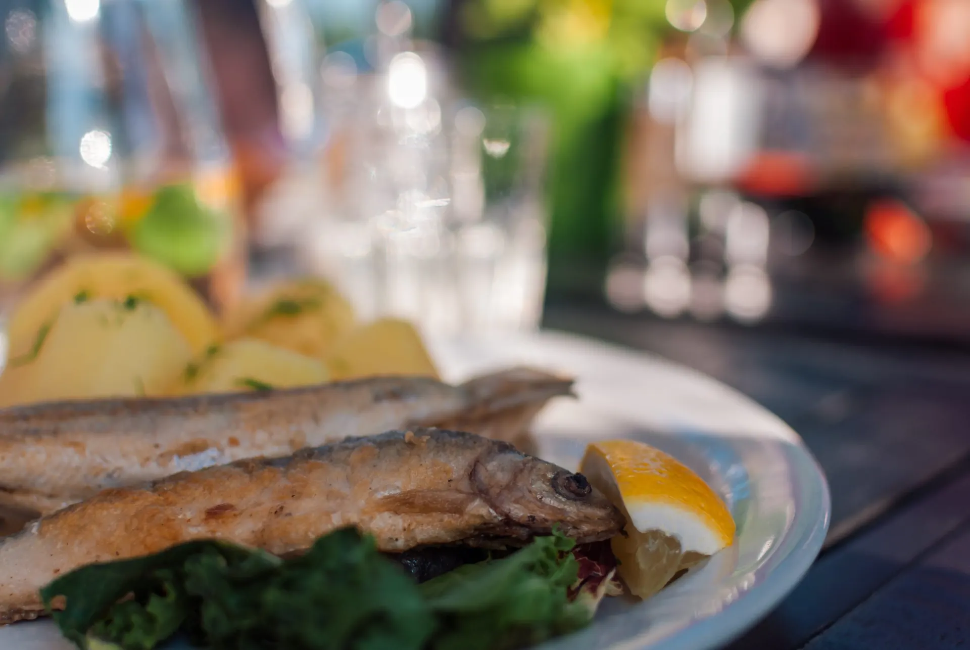 Gebratene Bodenseefische mit Kartoffeln und Zitrone