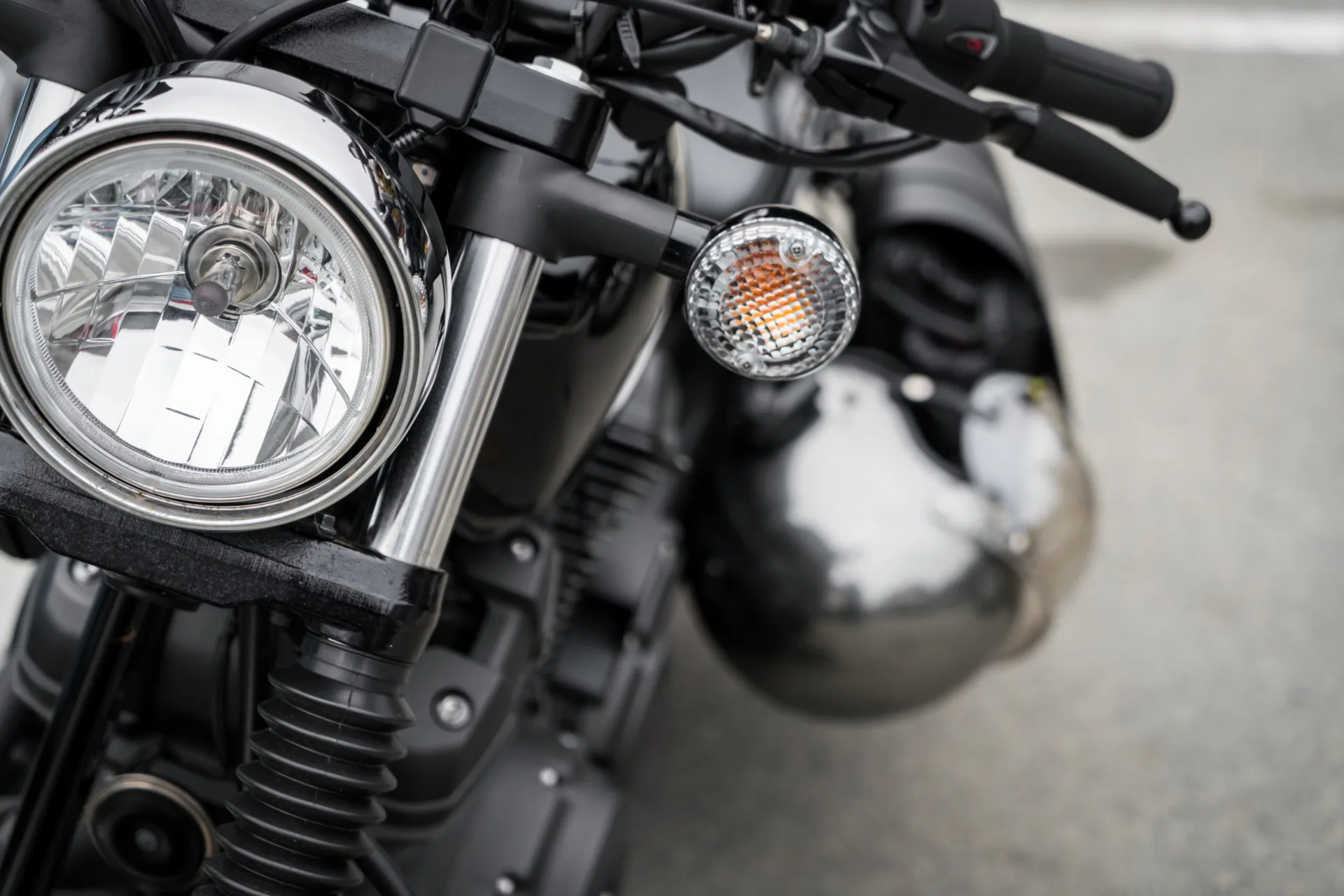 Scheinwerfer und Blinker eines Motorrads
