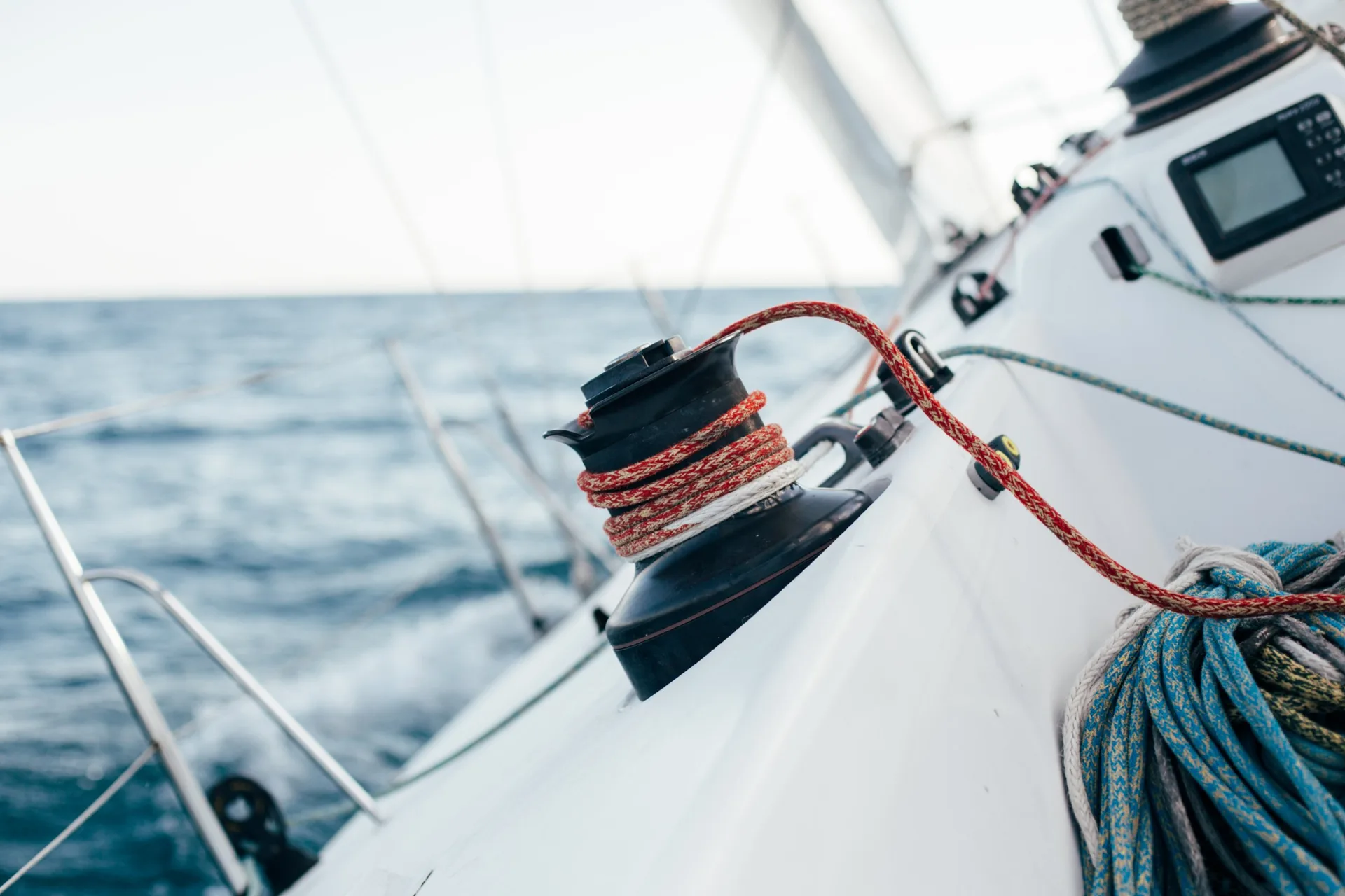 Segelboot mit Winsch und Tauwerk auf dem See