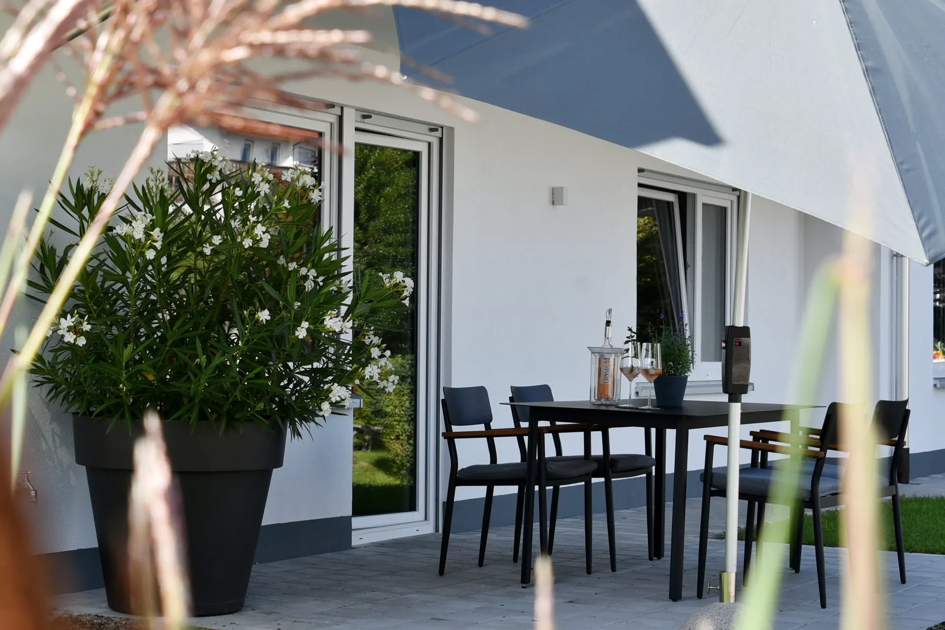 Terrasse mit Garten und Eingang des Quartier Wellant